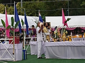 The ceremony respecting to the Queen
Sunandha